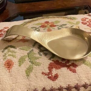 Beautiful brand new brass spoon rest.  Nice size and weight.  9” x 4”.  Hammered
